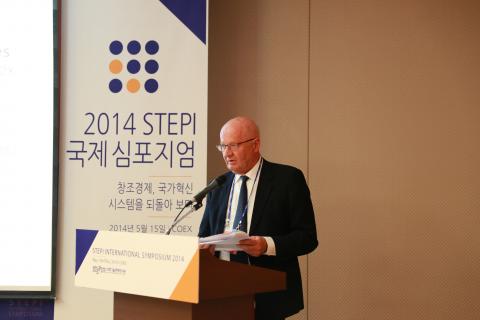 찰스 에디키스트 스웨덴 룬드대학교 교수는 "현재 유럽공동체(EC) 회원국들이 과학기술은 물론 사회학자, NGO 등 다양한 분야가 참여하는 혁신 R&D정책을 마련하고 있다고 말했다.