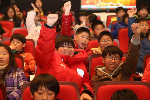 '크리스마스 과학콘서트'에 참석한 학생들이 공연자와의 대화를 통해 즐거워하고 있다. 이번 공연에서는 공연자와 관객 이 함께 어우러지는 양방향 극장식 과학 공연을 선보이고 있는 중이다.