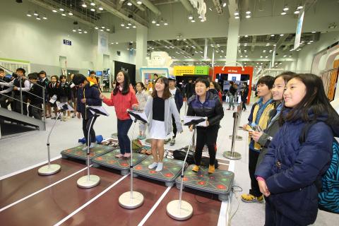 관람 계획을 잘 세운 다음 '과학창조한국대전' 관람을 즐기면서 휴가철 값진 추억이 될 수 있을 것으로 보인다. 사진은 2014년 부산 벡스코에서 열린 18회 ‘대한민국 과학창의축전.