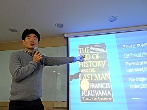 지난해 유발 하라리 박사를 직접 인터뷰 한 전병근 전 조선비즈 부장은 보편적인 일상적 삶을 저버리고 직접 유년시절의 의문을 증명에 나선 이 젊은 학자에 대해 깊은 감명과 충격을 받았다고 소회를 표현했다. ⓒ 김은영/ ScienceTimes