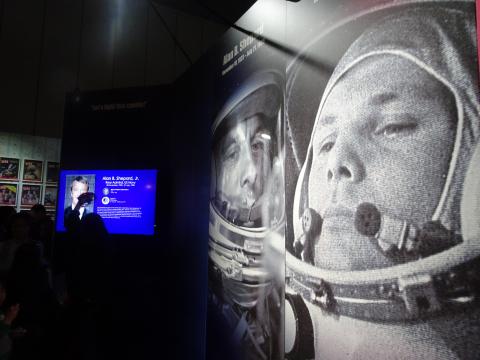 세계 최초의 우주비행사가 된 러시아의 유리 가가린(Yurii Gagarin, 1934~1968: 우측 사진)과 미국 최초의 우주인 알렌 쉐퍼드(좌측 사진)을 도슨트가 설명하고 있다. ⓒ 김은영/ ScienceTimes