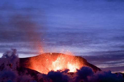아이슬랜드 에이야프얄라외쿨(Eyjafjallajökull) 화산 분출 모습. 2010년 4월 17일. Credit: Wikimedia Commons / Árni Friðriksson