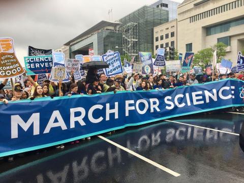 지난 4월22일 워싱톤에서 열린 '과학을 위한 행진(March of Science)' 현장. 미국 워싱톤에서 시작된 과학자들의 시위가 전 세계로 확산되면서 지금까지 그 활동이 다양하게 전개되고 있다.