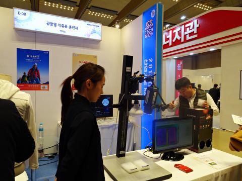 벤텍스사가 개발한 태양광 발열충전재가 전시되어 있다. 벤텍스측은 “이 충전재는 태양광을 받으면 특수한 나노케미컬이 서로 진동과 충돌하면서 수초안에 스스로 열을 낸다”고 설명했다. ⓒ 김은영/ ScienceTimes