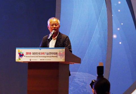 송승환 총감독은 "한국전통 문화의 가치관과 현대 한국문화예술의 특징인 ‘융합’을 바탕으로 ‘열정’과 ‘평화’의 메시지를 무대에 담고자 했다"고 말했다.