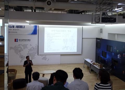 박영신 조선대학교 교수는 지난 9월 한국과학창의재단에서 열린 ‘해외과학문화 세미나’에서 “학교에서의 과학교육은 소셜 사이언스 이슈까지 가르치는 사회적 소양을 다하지 못하고 있다”고 지적하고 “과학교육을 평생교육으로 발전시켜 과학의 대중화를 이뤄야한다”고 강조했다. ⓒ 김은영/ ScienceTimes