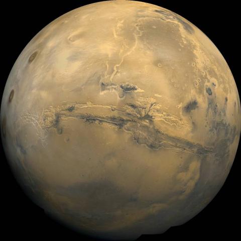 화성 위 600km 상공에서 촬용한 마리너 계곡(Valles Marineris). 지구의 그랜드 캐니언과 유사한 지역으로 향후 예상되는 난개발로부터 보호하기 위해 개발금지 구역으로 지정해야 한다는 주장이 우주과학계로부터 제기되고 있다. ⓒNASA