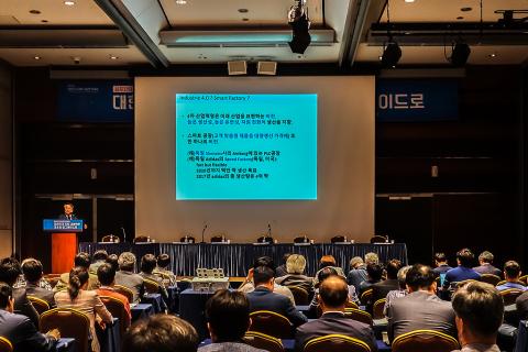 한국에 대한 일본의 반도체 소재 수출 규제로 국내 제조업 경쟁력을 확보해야 한다는 소리가 높아지고 있다. 사진은 4일 코엑스에서 열린 ‘2019 대한민국 과학기술연차대회’ 심포지엄 장면. 한국 제조업의 스마트화를 서둘러야 한다는 주장이 제기됐다. ⓒ 이강봉 / ScienceTimes