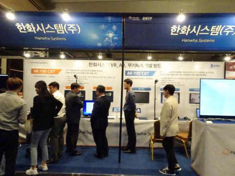 한화시스템은 VR 기술과 3D 모델링을 기반으로 가상의 공간에서 모의 운용 및 정비를 수행할 수 있는 무기체계를 선보였다. ⓒ 김은영/ ScienceTimes