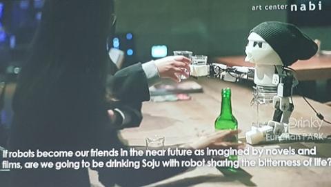 로봇이 인간의 외로움을 달래주는 것은 얼마나 가능성 있는 얘기일까. 혼술족(혼자 술을 먹는 사람)을 위해 같이 술자리를 가져주는 로봇의 모습은 그에 대한 한 대답이 될 수 있을까. ⓒ 김청한 / Sciencetimes