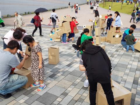 메이커 스페이스 ‘게러지엠’에서 준비한 ‘카드보드 활용 공룡제작’. 부담 없이 주변에서 흔히 볼 수 있는 재료로 공룡을 만들고, 가지고 노는 경험을 통해 메이커 활동의 즐거움을 만끽하는 모습이다. ⓒ 김청한 / ScienceTimes
