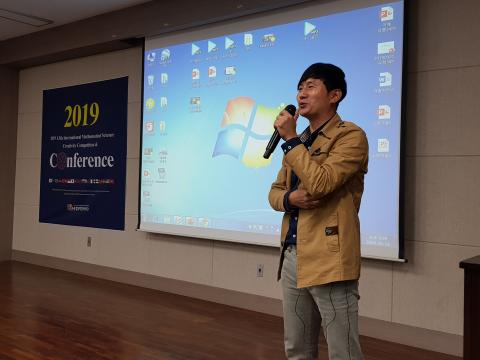 조경호 마장초등학교 교사는 ‘4D프레임과 수학교과서의 색다른 만남’ 강연에서 “4D프레임을 활용해 수학교과서에 더 쉽게 다가갈 수 있다”고 주장했다. ⓒ 김청한 / ScienceTimes