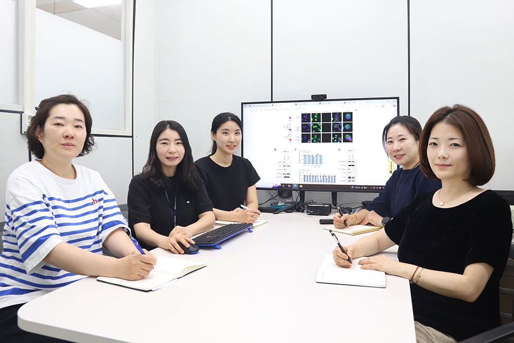 한국생명공학연구원 정주연 박사(오른쪽 맨 끝) 연구팀 ⓒ한국생명공학연구원 제공