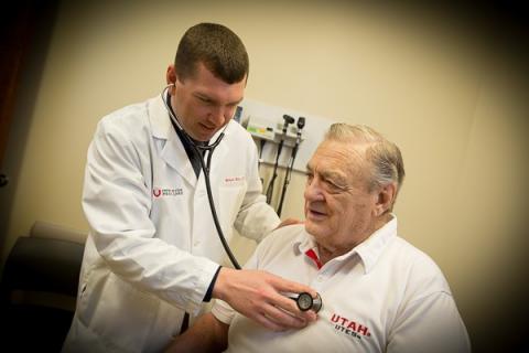 이번 연구에 따른 고혈압 집중치료로 75세 이상의 노인들은 가장 큰 효과가 얻는 반면 부작용도가장 많은 것으로 추정된다. 심장질환 검진을 하고 있는 모습. ⓒ University of Utah Health Sciences