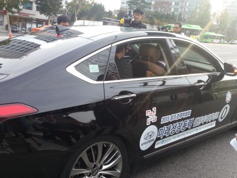 국내 최초로 실제 도로에서 주행을 시도한 자율주행차. 3년이 지난 지금 우리나라 자율주행차 종합성적은 높지 않은 편이다. (215년 11월 23일, 첫 자율주행시승이 이루어진 서울 경기고등학교 앞) ⓒ 김은영 / ScienceTimes