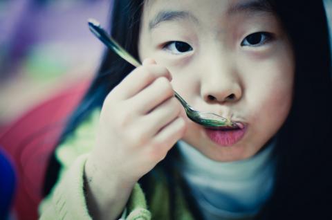 어린이들에게 콩을 먹게 하려면 콩을 좋아할 수 있도록 다양한 정보와 경험을 쌓도록 하는 것이 필요하다. 또 이를 위해 충분한 시간을 두고 먹는 양을 조금씩 늘려가는 것이 좋다.