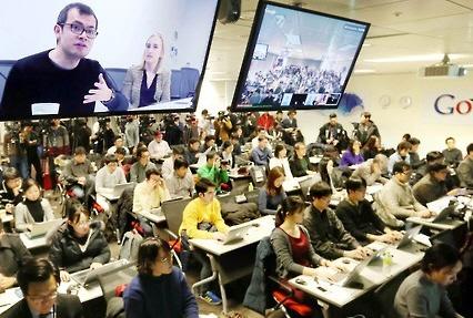 28일 오후 서울 강남구 역삼동 구글코리아에서 오는 3월 8일 예정된 구글 바둑 인공지능(AI) 프로그램 '알파고'(AlphaGO)와 이세돌 9단의 대결을 앞두고 열린 미디어 브리핑에서 영국 런던에 소재한 구글 인공지능 연구 기관 딥마인드(Deep Mind)의 데미스 하사비스 CEO가 화상통화로 바둑 인공지능 '알파고'에 대해 설명하고 있다.