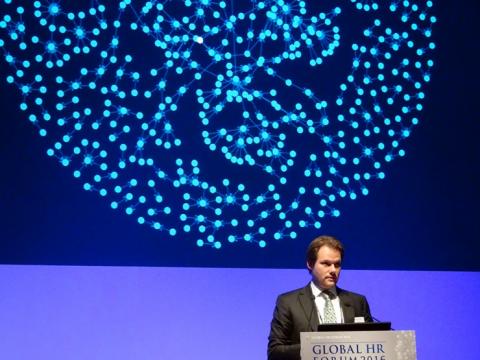 더크 존커(Dirk Jonker) 창업자는 '후속 승계 프로그램'의 중요성을 강조했다. 그는 화면의 화살표를 가리키며 화살표로 연결된 후보들의 인재풀을 시각화시켜야 한다고 설명했다.