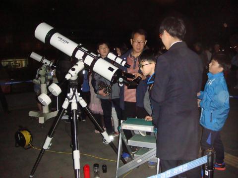 목성 특별공개관측회에서 천체망원경을 통해 목성을 관측하고 있다. ⓒ 김순강 / ScienceTimes