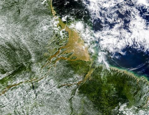 NASA의 육해상(Terra and Aqua) 위성에 탑재한 분광복사계기(MODIS, Moderate Resolution imaging Spectroradiometer)로 찍은 아마존 분지의 모습. 지표의 습기와 강이 얕은 구름에 미치는 영향을 보여준다. Credit: NASA