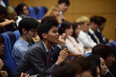 연사에게 질문하는 한 참가자 ⓒ 아이시스츠