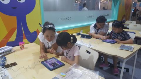 커넥트 스쿨에서 진행된 소프트웨어 교육 체험 프로그램에 가족들이 함께 참여하며 즐거워 하고 있다. ⓒ 김지혜/ScienceTimes