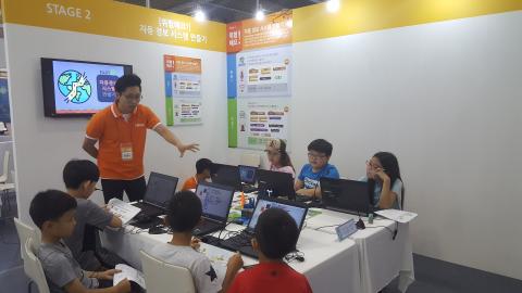 아이들이 소프트웨어 체험 프로그램에 참여하며 즐거워 하고 있다. ⓒ김지혜/ ScienceTimes