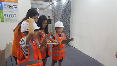 소프트웨어 교육 체험 프로그램에 참여하며 조난자를 구하기 위한 신호를 전송하고 있는 아이들. ⓒ 김지혜/ScienceTimes