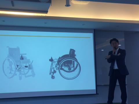 수동 휠체어에 모터, 배터리, 조이스틱 등을 부착하면 전동 휠체어로 변신시켜주는 토도 드라이브. ⓒ 조인혜/ ScienceTimes