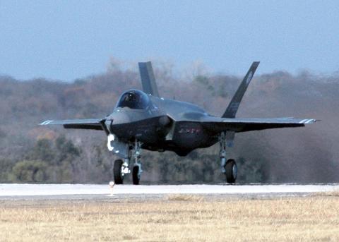 2006년 12월 시험비행에 성공하고 있는 F-35 라이트닝 II(F-35 Lightning II) 모습. 미국, 중국, 러시아 등 강대국들 간에 차세재 전투기 개발경쟁이 뜨겁게 달아오르고 있다. ⓒWikipedia