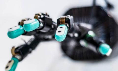 로봇 손이나 피부에 촉각을 구현하는 기술은 서비스 로봇이 대중화할수록 점점 더 중요햊ㄹ 수밖에 없다. 사진은 신터치의 로봇 손. ⓒ 신터치