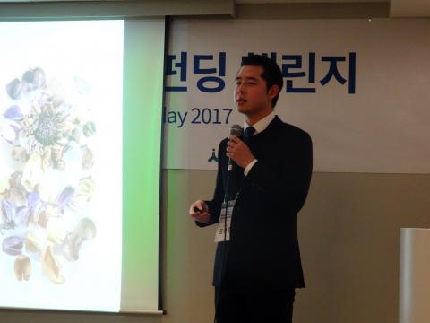 직접 조향한 향수로 분위기를 사로잡은 조향사 델라독스 김형준씨. ⓒ 김은영/ ScienceTimes