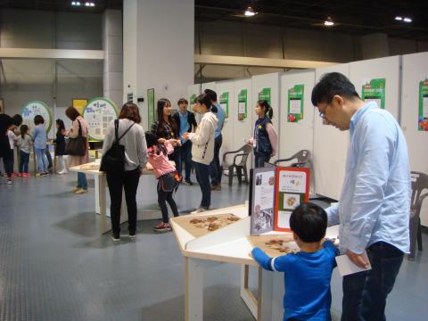 관람객들이 다양한 게임을 통해 재미있는 수학의 원리를 배우고 있다. ⓒ 김순강 / ScienceTimes