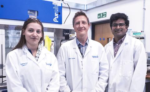 스완지대 연구팀들. 왼쪽부터 카트린느 수엔느 드 카스트로 박사, 매튜 로이드 데이비스 박사, 수다가르 피차이무투 박사. CREDIT: Swansea University