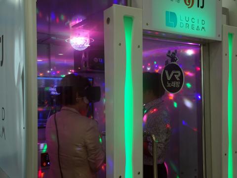 여의도 국회의사당 국회의원회관 로비에 등장한 VR 노래방. 두 사람이 들어가면 꽉 차는 작은 공간이라 비좁아 보였지만 VR 기기 너머 가상의 현실에서 자신이 스타가 된 듯 노래를 열창하고 있다. ⓒ 김은영/ ScienceTimes