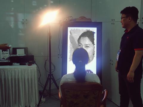 가장 많은 인기를 끌었던 한국전자통신연구원 개발 디지털 초상화 제작 체험존. 체험을 마친 이들은 수십 초 안에 자신의 얼굴이 그림처럼 표현된 인쇄물을 보면서 신기해하는 모습이었다. ⓒ 김은영/ ScienceTimes