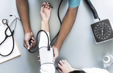 혈압을 잴 때 병원에서 의사나 간호사가 혈압을 측정하면 혈압이 올라가는 ‘백의 고혈압’과, 반대로 병원에서는 정상인데 집에서 재면 혈압이 높은 ‘가면 고혈압’이 있어 혈압관리에 주의가 필요하다. 이 때문에 전문의들은 아침 저녁 두 번씩 가정에서 정확하게 혈압을 재 담당의사에게 알려주면 도움이 된다고 말한다. 혈압을 재기에 앞서 5분 정도 숨을 고르고 마음을 편안하게 가져야 한다. Credit: Pixabay