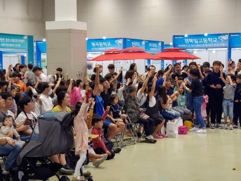 사이언스버스킹에 대단한 집중력을 보이고 있는 관람객들 ⓒ김순강 / ScienceTimes