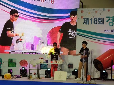 과학원리를 재미있게 소개하는 과학커뮤니케이터들이 실험을 하고 있다. ⓒ ScienceTimes