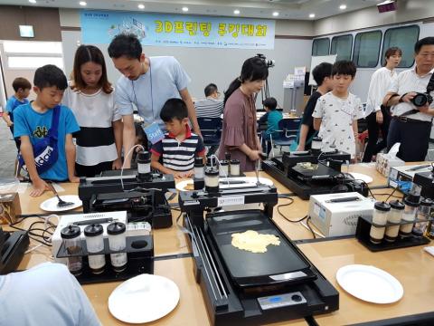 3D프린팅 쿠킹대회를 통해 3D푸드 프린터로 팬케이크를 만들며 과학적 원리를 배우고 있다. ⓒ 김순강 / ScienceTimes
