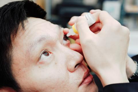 미세먼지가 심한 날엔 인공눈물을 자주 넣어주는 것이 좋다. ⓒ 왕지웅 / ScienceTimes