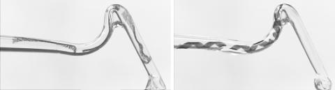 자연 상태의 박테리아를 모방해 완전한 생체적합성 재료로 만든 마이크로 로봇이 관을 통과해 움직이는 사진. CREDIT: EPFL/ ETHZ