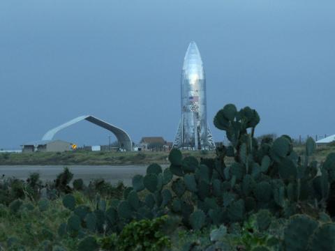 현재 미국 테사스주 남부에서 조립이 완료된 스페이스X의 우주범선 '스타십'의 모습. 은박지 같은 스테인리스스틸로 덮여 있어 햇빛을 반사하고 있다