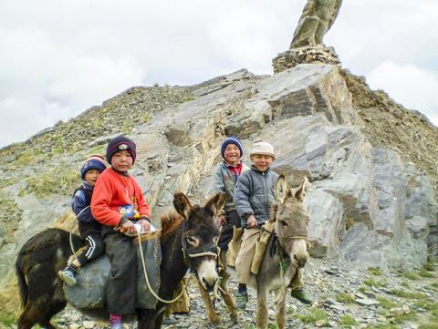 이번 연구에 포함된 타지키스탄 공동체의 어린이들. CREDIT: Elena Balanovska
