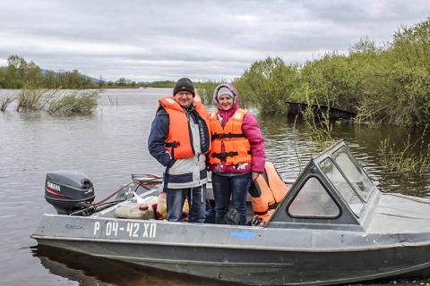 아무르 강을 따라 야외작업을 수행하는 연구진들. CREDIT: Yuri Bogunov