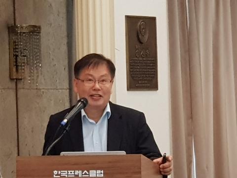 김동헌 상임부회장이 '세계 GM 농산물 생산 및 유통 체계에 대한 이해'에 관해 발표했다.