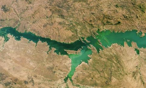 모잠비크의 카호라 바싸 호(Lago de Cahora Bassa)는 이번 연구에서 지난 30년 동안 담수호 조류 대발생 현상이 지속적으로 개선된 호수 가운데 하나로 밝혀졌다. CREDIT: NASA Earth Observatory image made by Jesse Allen. using MODIS data from the Land Atmosphere Near-real-time Capability for EOS (LANCE) and Landsat data from the U.S. Geological Survey
