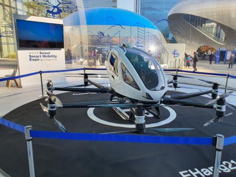 Ehang 216 모델. 이 모델은 2명이 탑승가능하고 16개의 프로펠러가 있다. 내부에는 비행을 조작하는 어떠한 장치도 갖춰져 있지 않다. 조종사가 필요 없고 승객은 탑승만 하면 된다. 헌터 장 부사장은 이런 방식이 앞으로 UAM에서 제공하는 가장 일반적인 방식이 될 것으로 전망했다.ⓒ정현섭/ScienceTimes